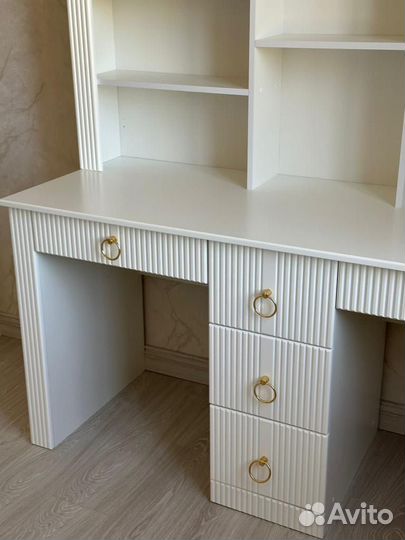 Письменный стол для школьника на двоих