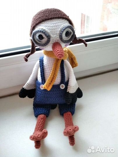 Вязаная игрушка-амигуруми аист-летчик