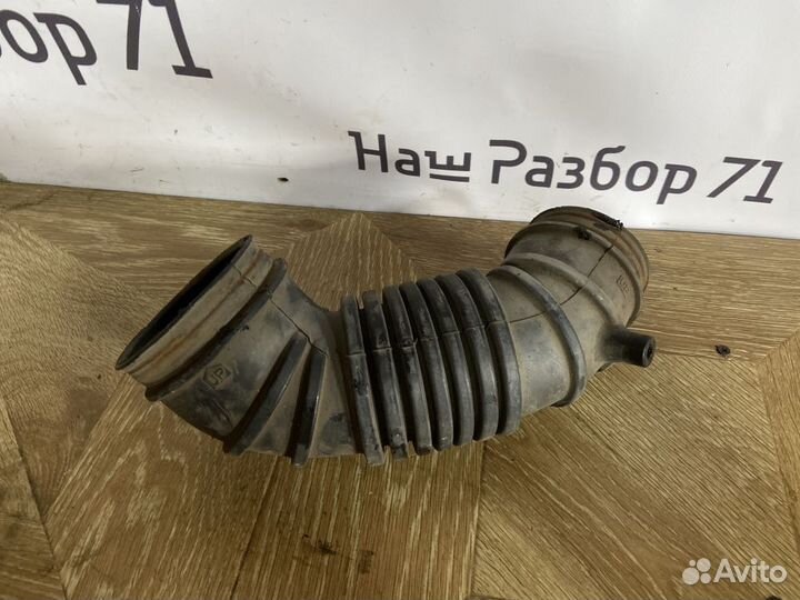 Патрубок воздушного фильтра Mitsubishi Legnum I (1