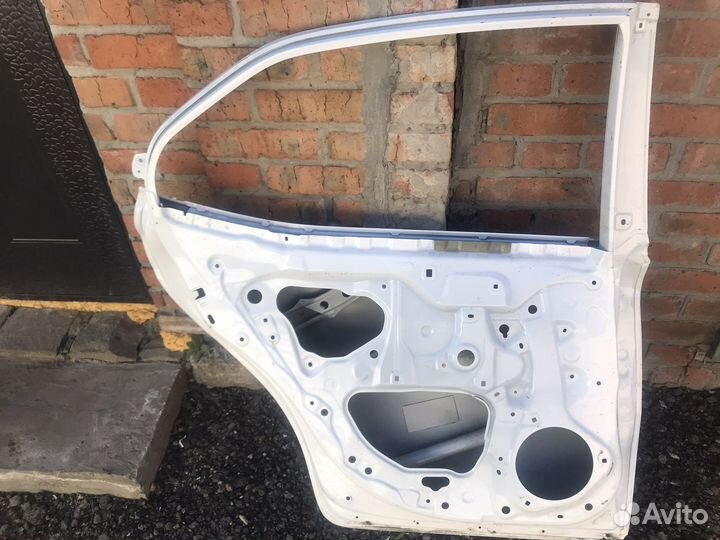 Левая задняя Дверь Toyota Camry 2018 года