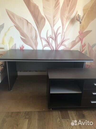 Письменный стол с выкатной тумбой
