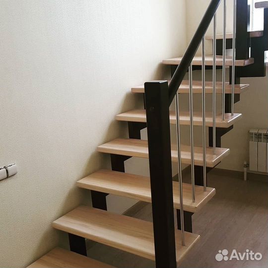 Лестница на металлокаркасе с декором