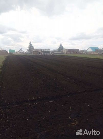 Вспашка земли трактором