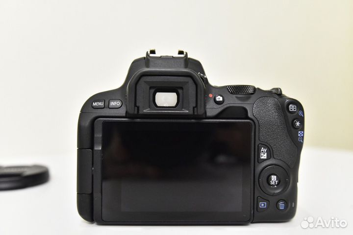 Canon 200D 18-55mm f/3.5-5.6 III