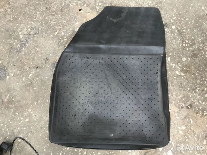 Коврик передний правый тойота королла (с 2006)