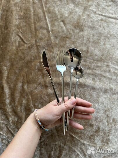 Столовые приборы из 24 предметов разных цветов