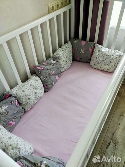 Детская кроватка с маятником