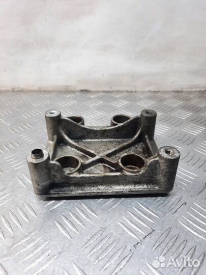 Кронштейн компрессора кондиционера Peugeot 307