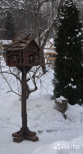 Красивая кормушка на стойке для птиц и белок