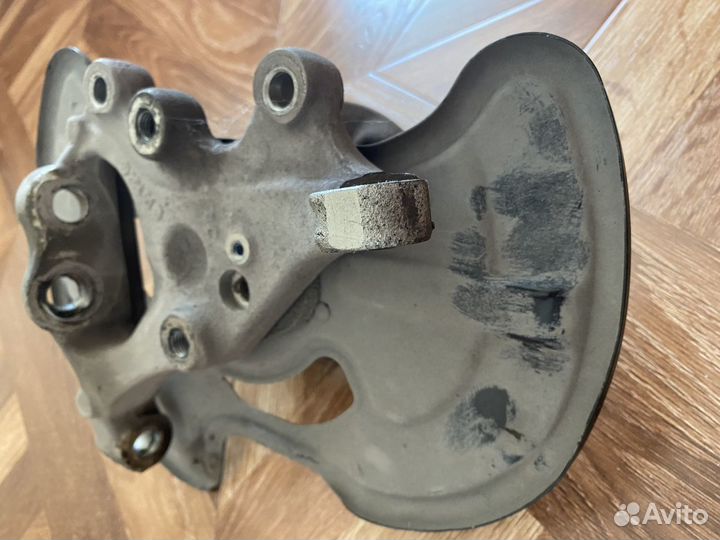 Кулак передний левый мерседес с 204