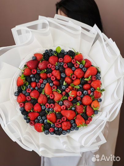 Подарки/съедобные букеты/мужские/клубника/цветы