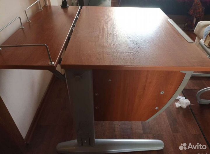 Детский письменный стол и стул