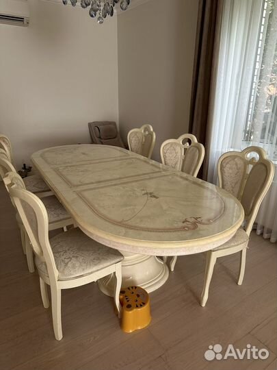 Большой обеденный стол и стулья