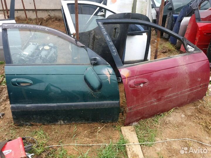 Дверь правая передняя Avensis 1