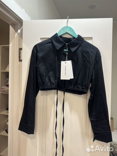 Укороченная черная рубашка