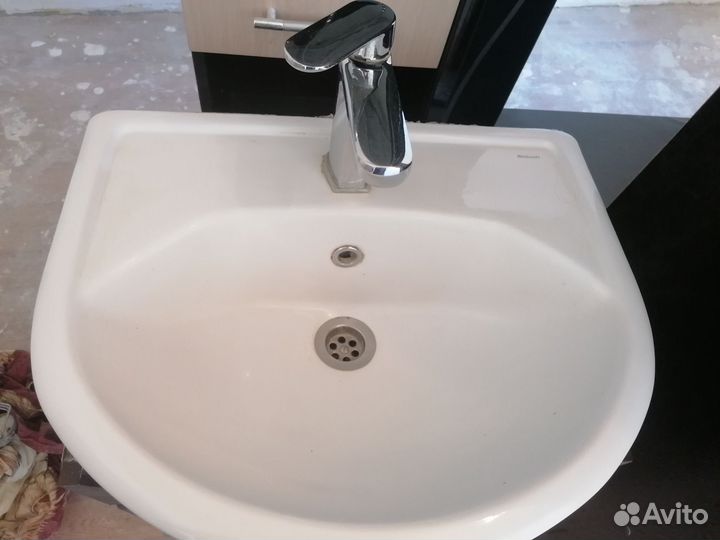 Тумба для ванной с раковиной,смесителем,зеркалом