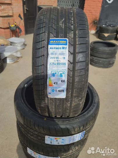 Maxtrek Maximus M1 245/35 R19