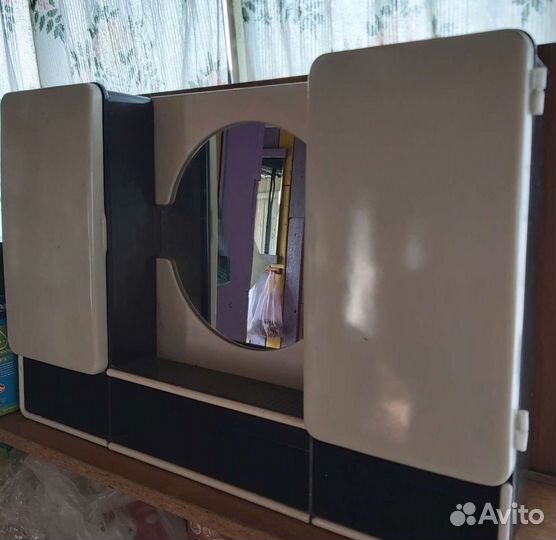 Полка-шкафчик с зеркалом
