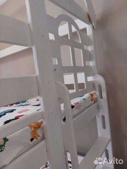 Двухъярусная кровать домик