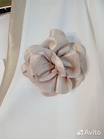 Стильный Белый жакет с золотом и брошью розой