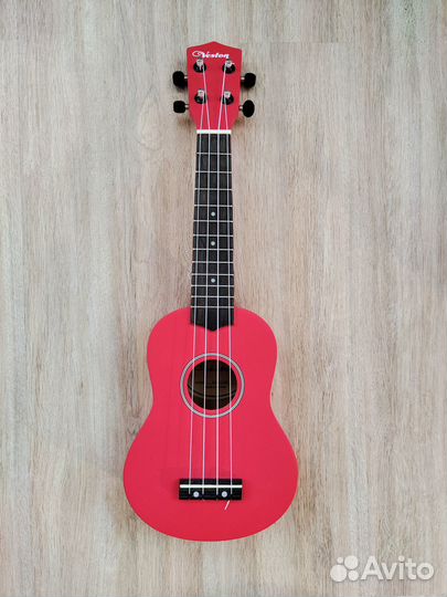 Красная укулеле сопрано под левшу