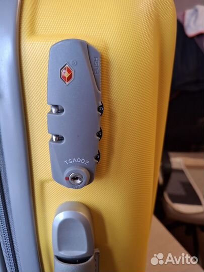 Чемодан на колесах размер s