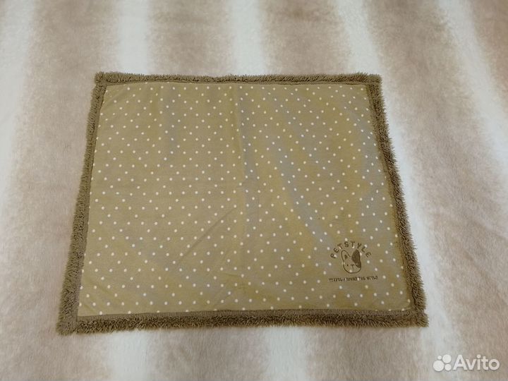 Лежанки, пледы и переноски для животных новые