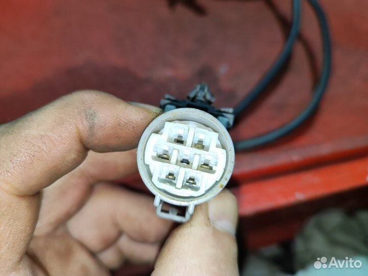 Замок двери передний правый Toyota Carina E седан