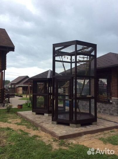 Высокий вольер для белок и птиц