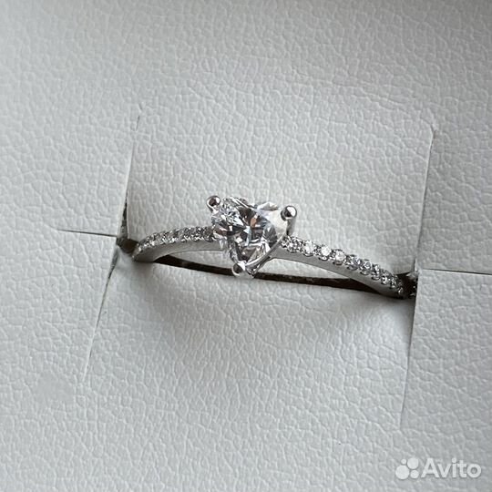 Кольцо золотое с бриллиантом сердце 750 проба