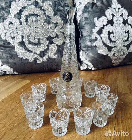 Хрустальные рюмки и штоф