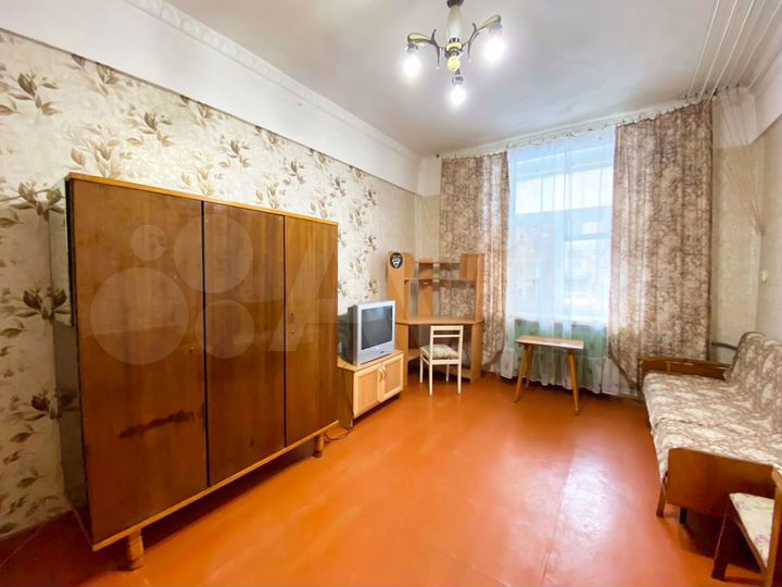 Комната 18 м² в 9-к., 1/4 эт.