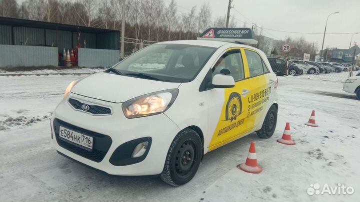 Автоинструктор женщина