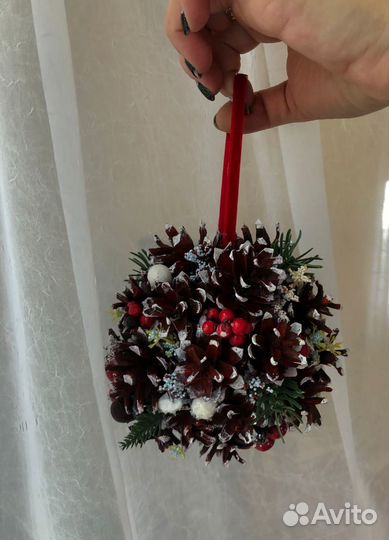 Новогодние елочки и шары из шишек