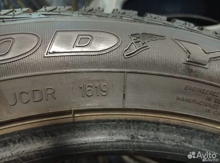 Goodyear UltraGrip 215/55 R17