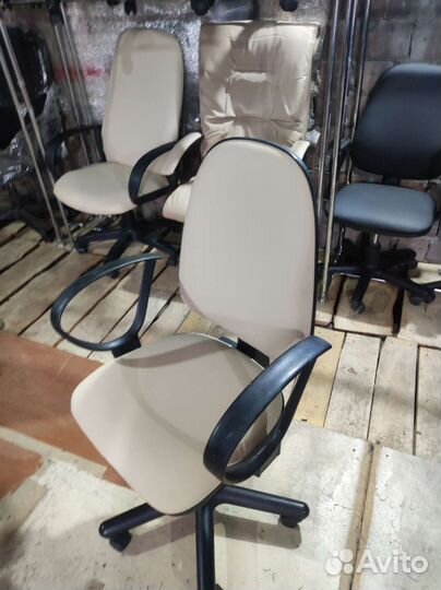 Кожаное компьютерное кресло бежевое