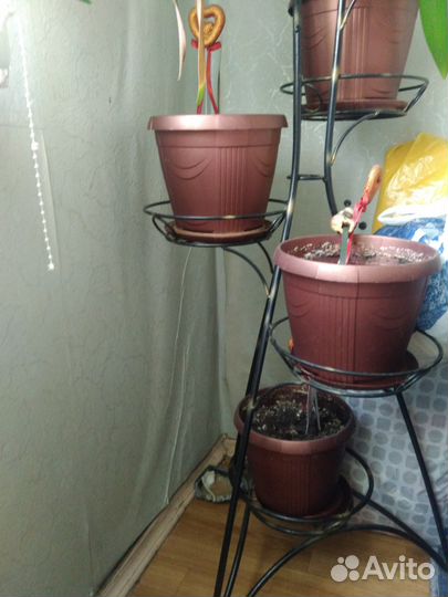 Отличная подставка 9-ти этажная вместе с цветами и