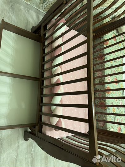 Кроватка для новорожденных с маятником