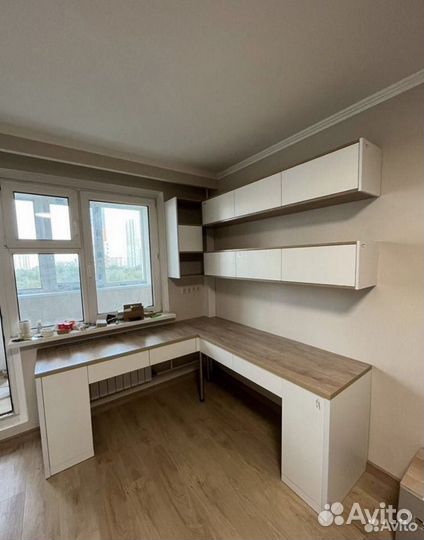 Стол/рабочая зона у окна