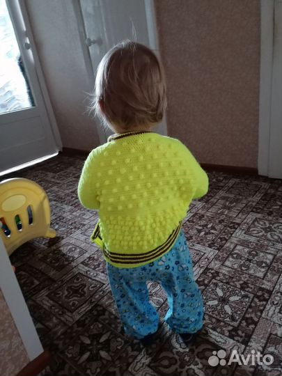 Вязаная кофточка на малыша