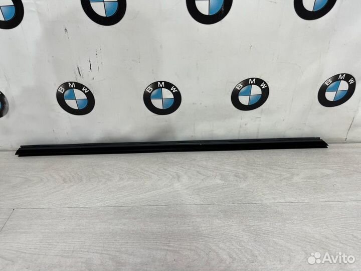 Уплотнитель стекла двери передний правый Bmw X5