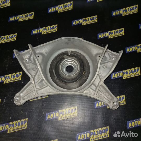 Опора кронштейн переднего амортизатора правый Audi