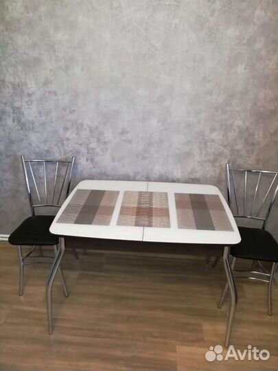 Кухонный стол и стулья