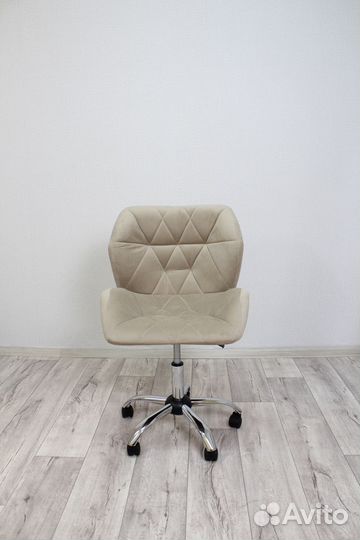 Стул мастера на колесиках, Ракушка, велюр, бежевый