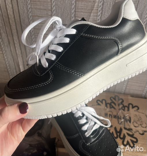 Кроссовки женские. Новые. 36 р