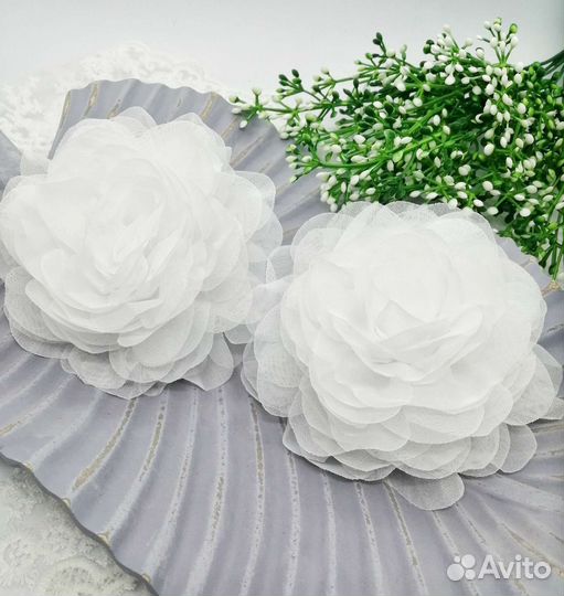 Большие белые банты