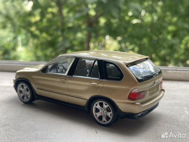 Модель автомобиля BMW X5 (Minichamps 1/43)