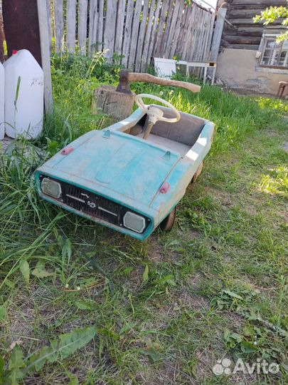 Детская педальная машинка