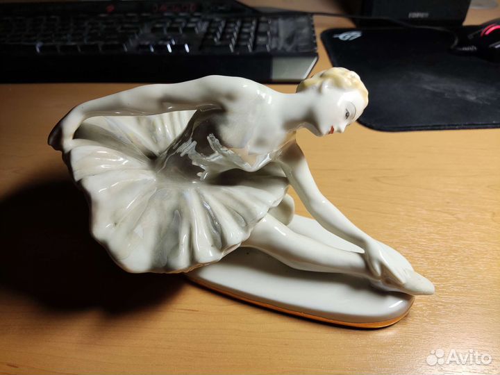 Фарфоровая статуэтка 