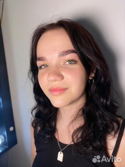 Модель на брови